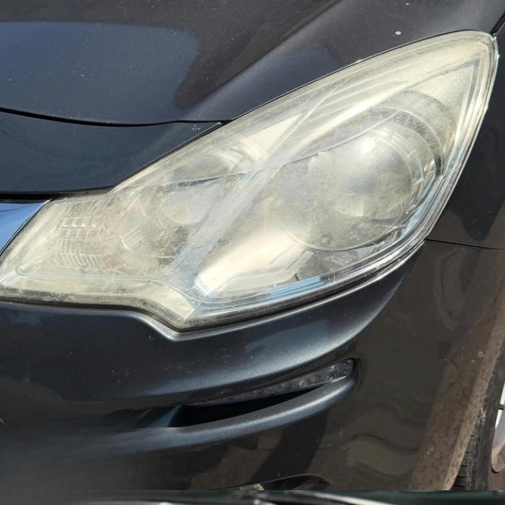 Farol opaco antes da revitalização